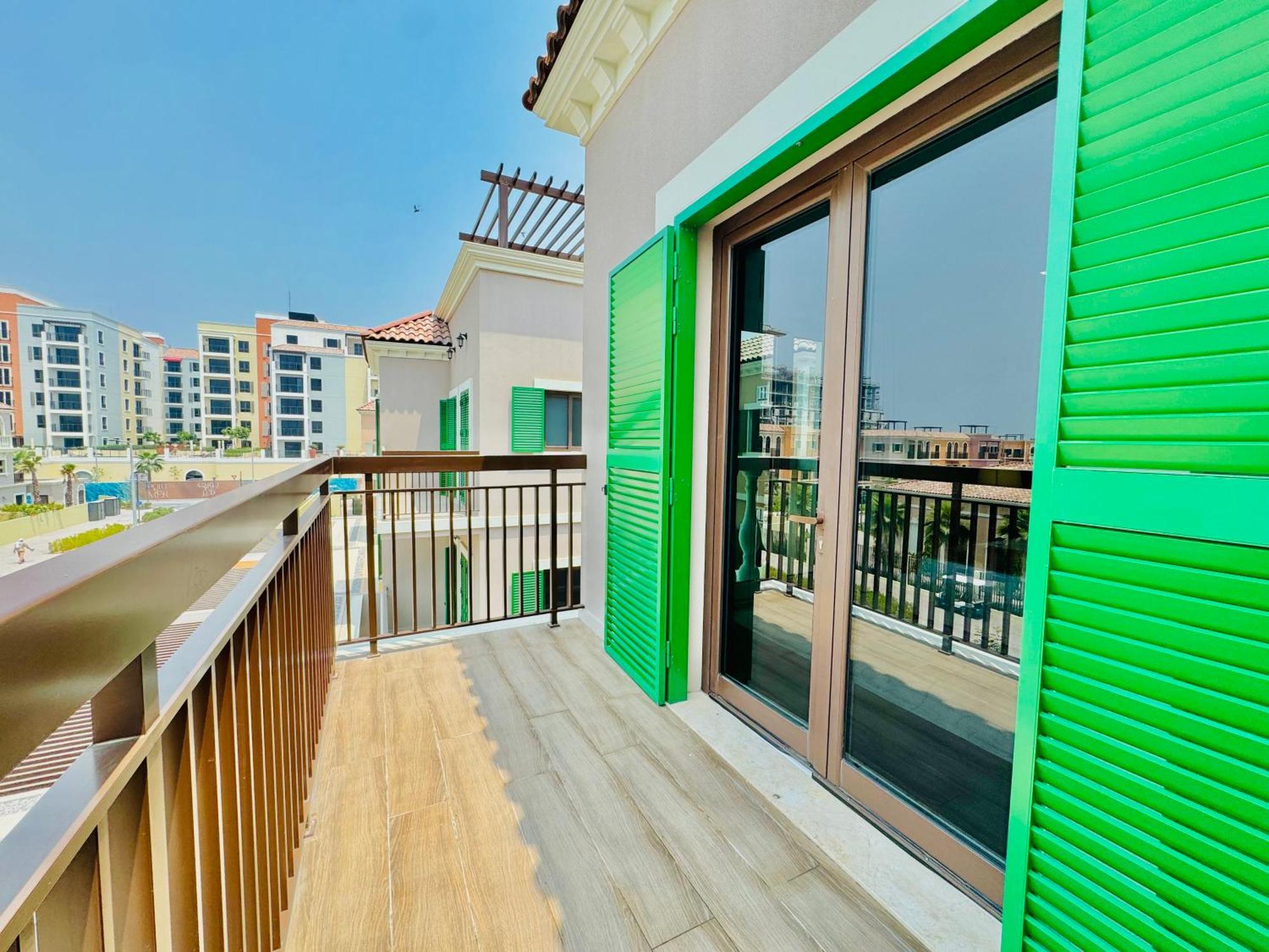 Villa Venduras - Spacious 4-bedroom Luxury In La Mer, Dubai