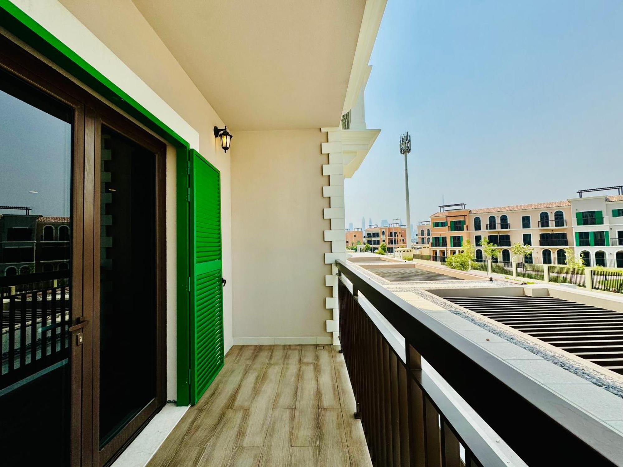 Villa Venduras - Spacious 4-bedroom Luxury In La Mer, Dubai