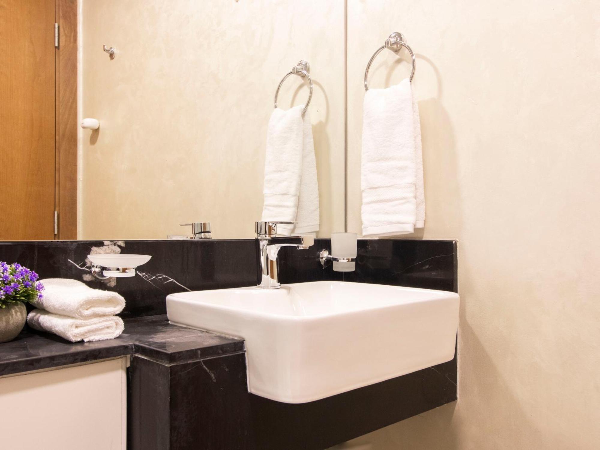 Elegant 2br Ensuite With Canal & Burj Khalifa View Apartment *