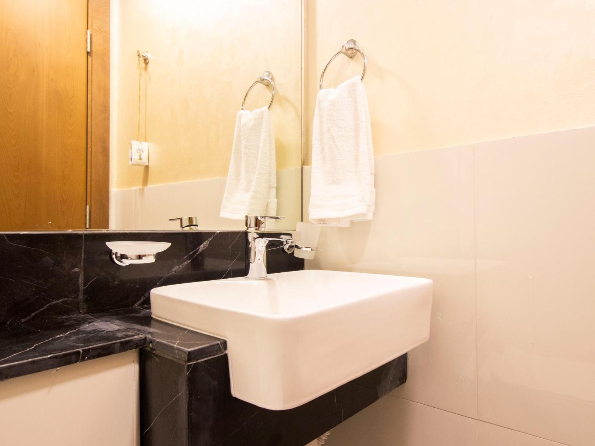 Elegant 2br Ensuite With Canal & Burj Khalifa View * Dubai