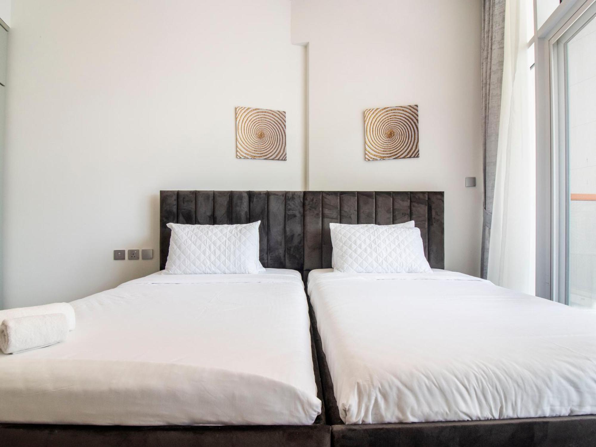 Apartment Elegant 2br Ensuite With Canal & Burj Khalifa View Dubai