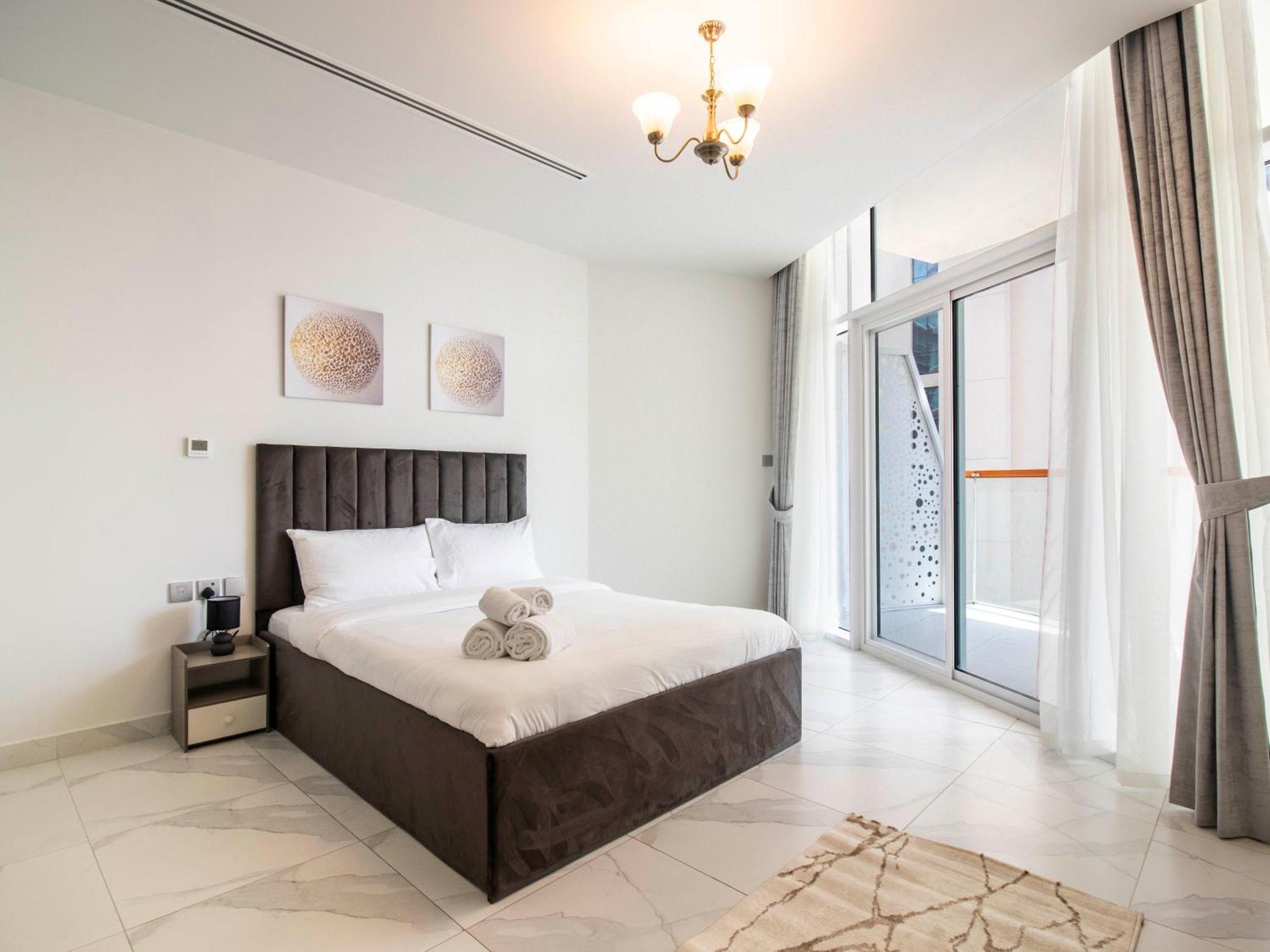 Elegant 2br Ensuite With Canal & Burj Khalifa View *