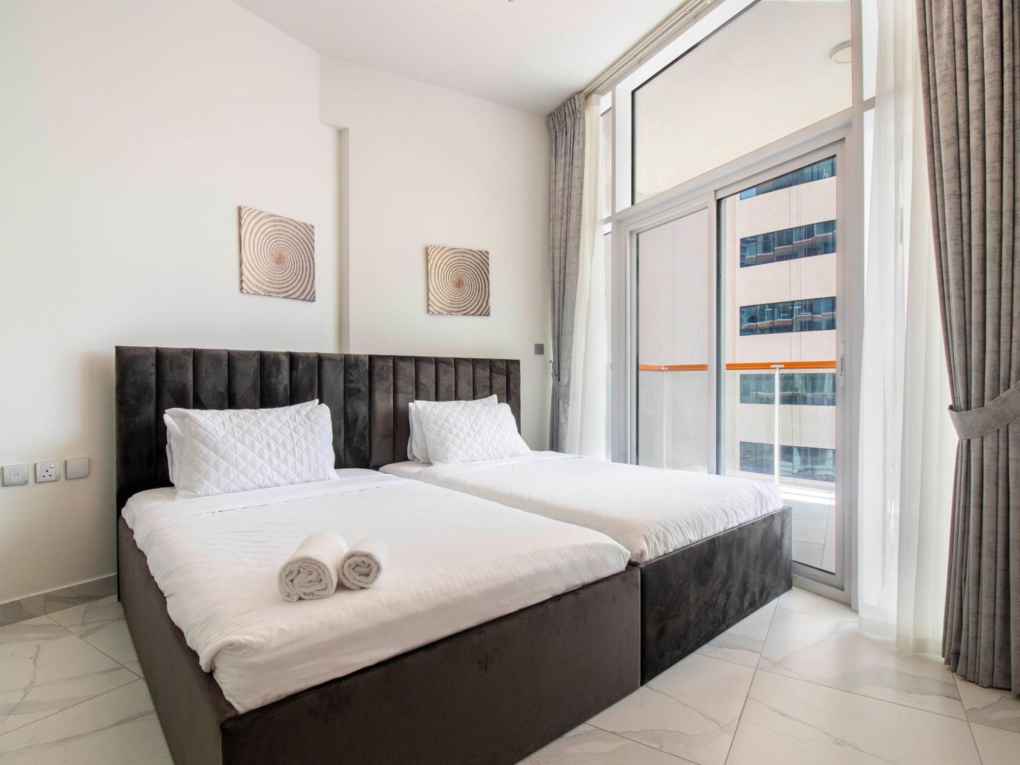 Elegant 2br Ensuite With Canal & Burj Khalifa View