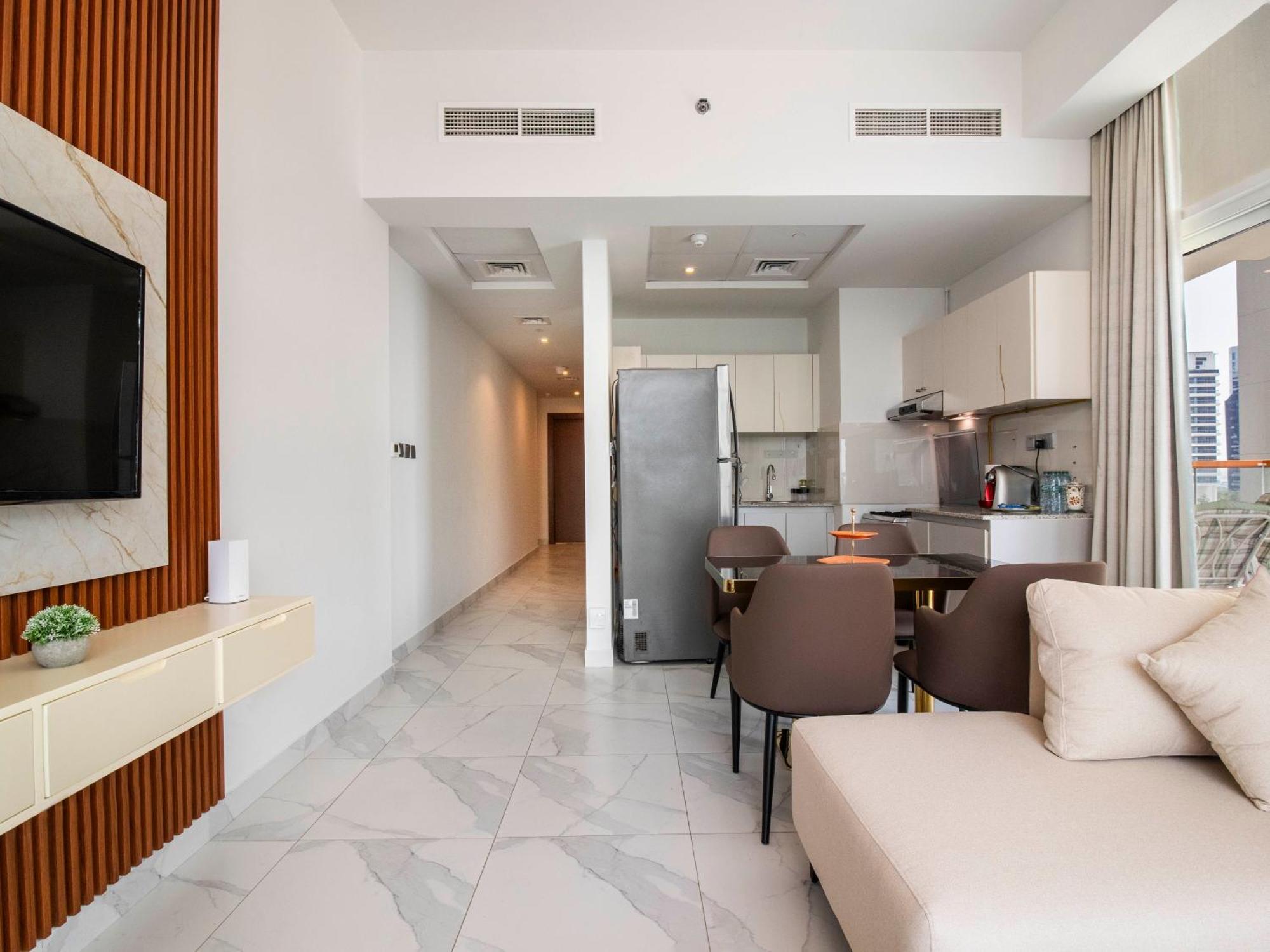 Elegant 2br Ensuite With Canal & Burj Khalifa View *