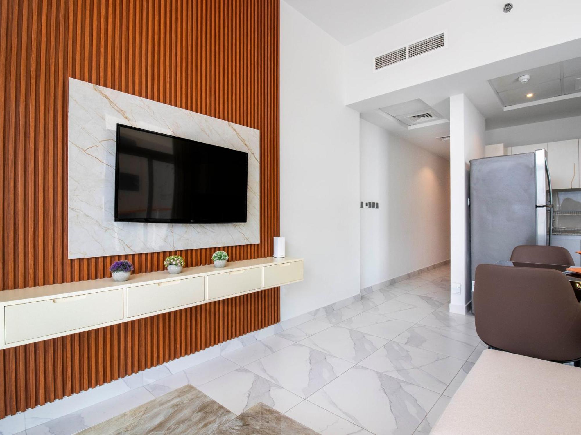 Elegant 2br Ensuite With Canal & Burj Khalifa View Apartment