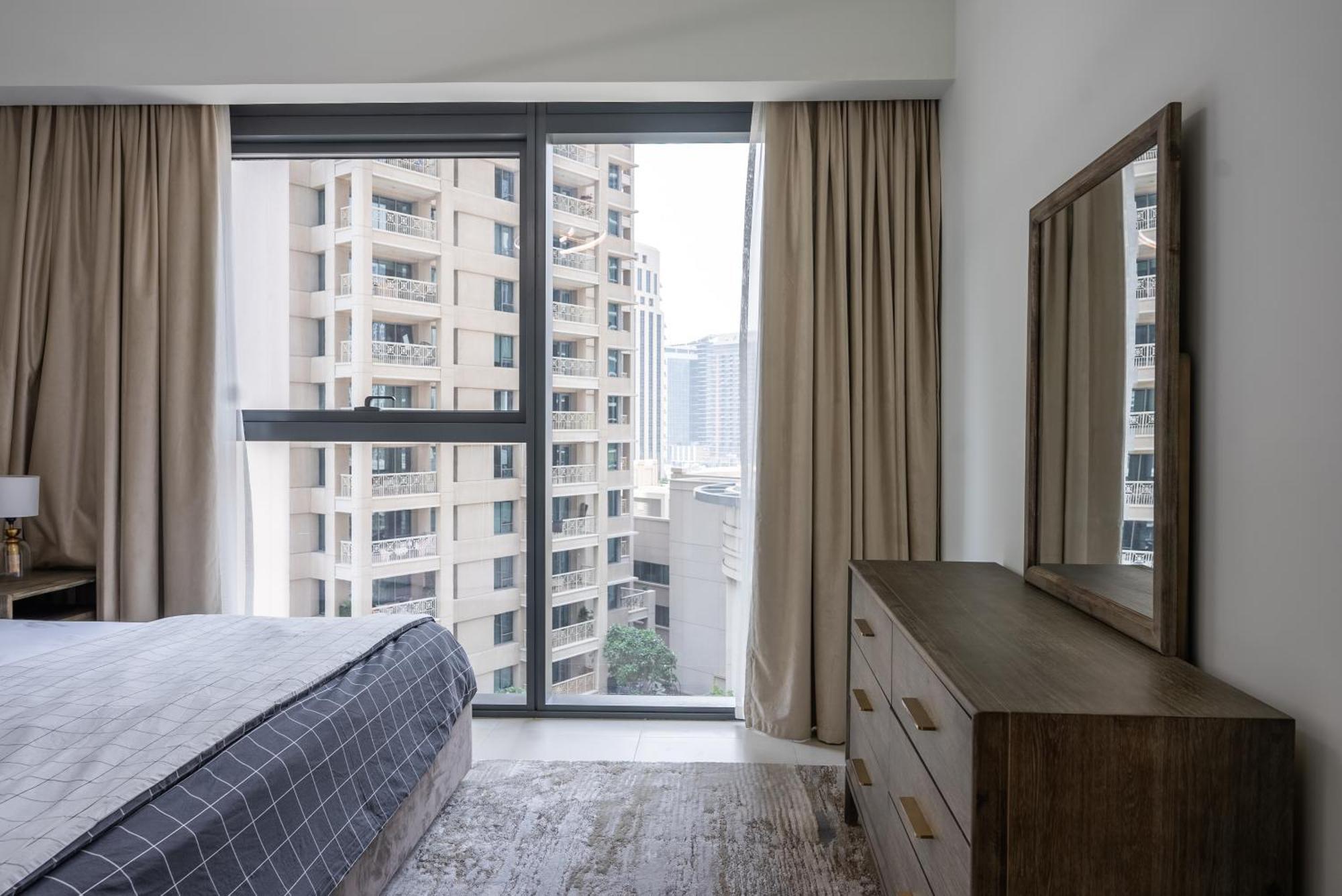 Apartment In Downtown In Act I Act Ii *