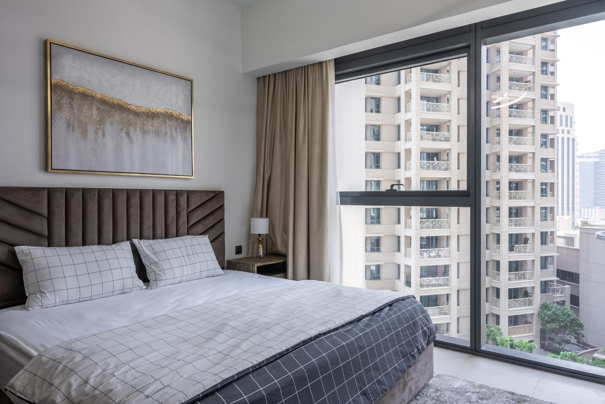 Apartment In Downtown In Act I Act Ii *