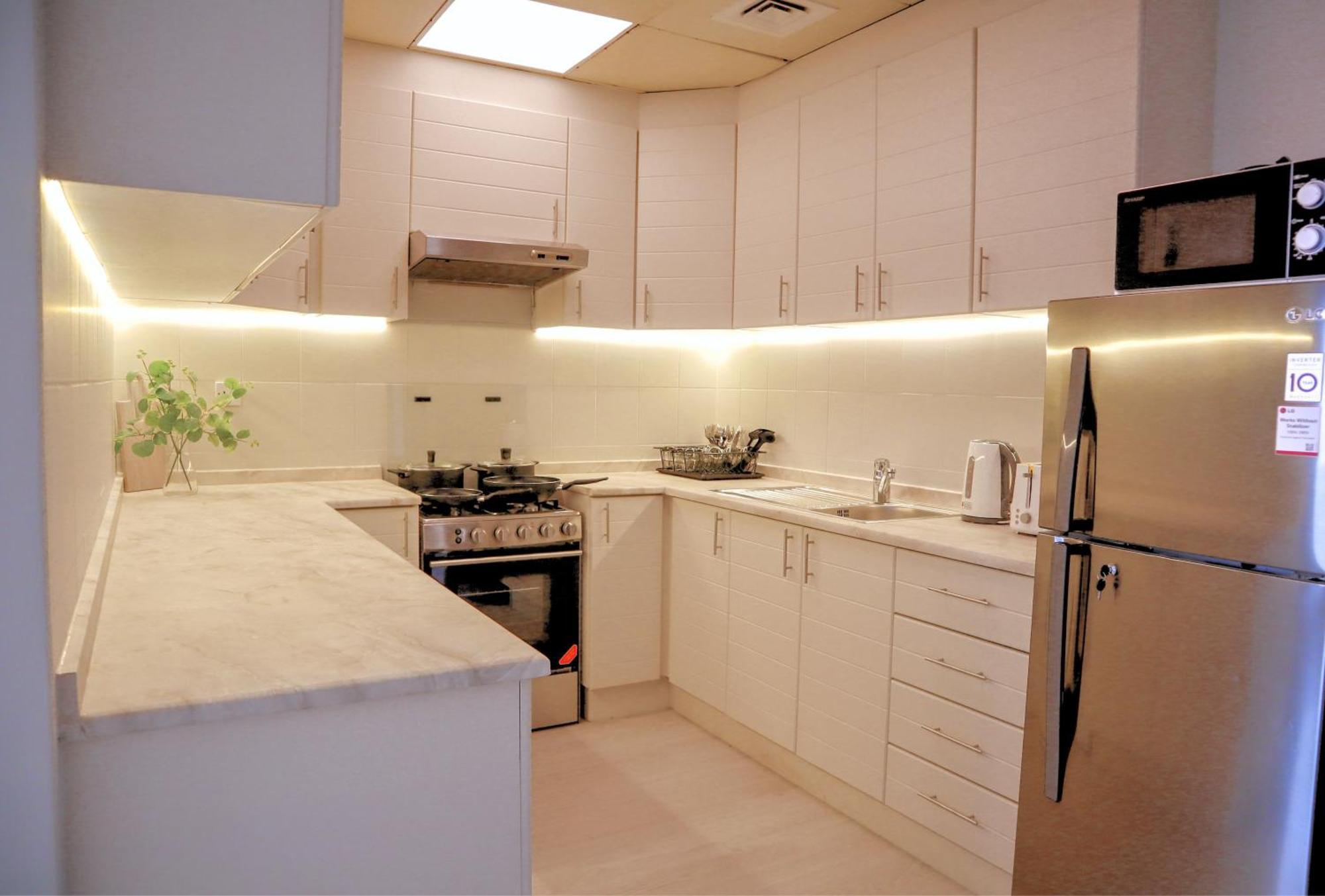 Spacious 1br, Pool, Gym, Near Dining & Shops * Dubai