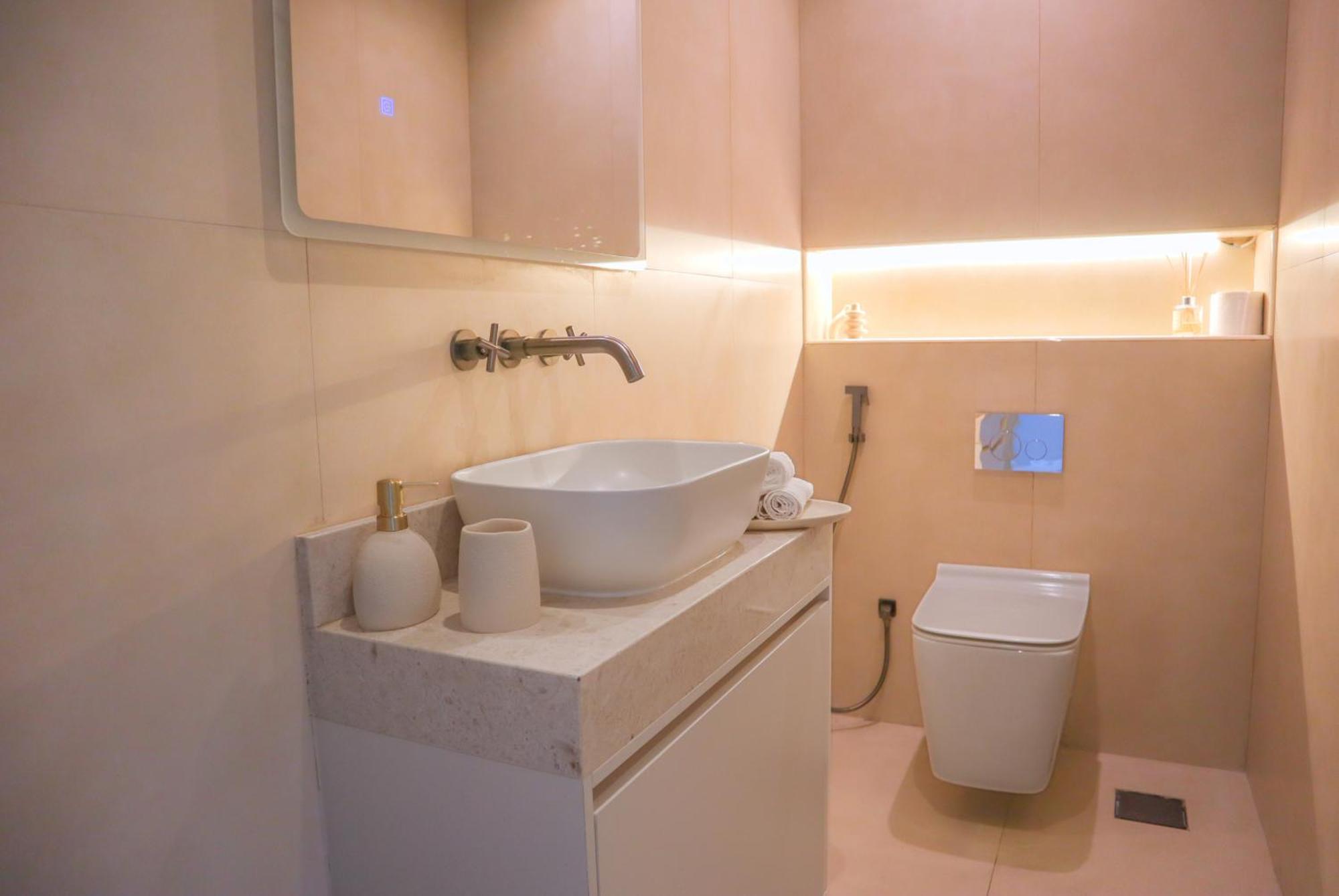 Spacious 1br, Pool, Gym, Near Dining & Shops Dubai