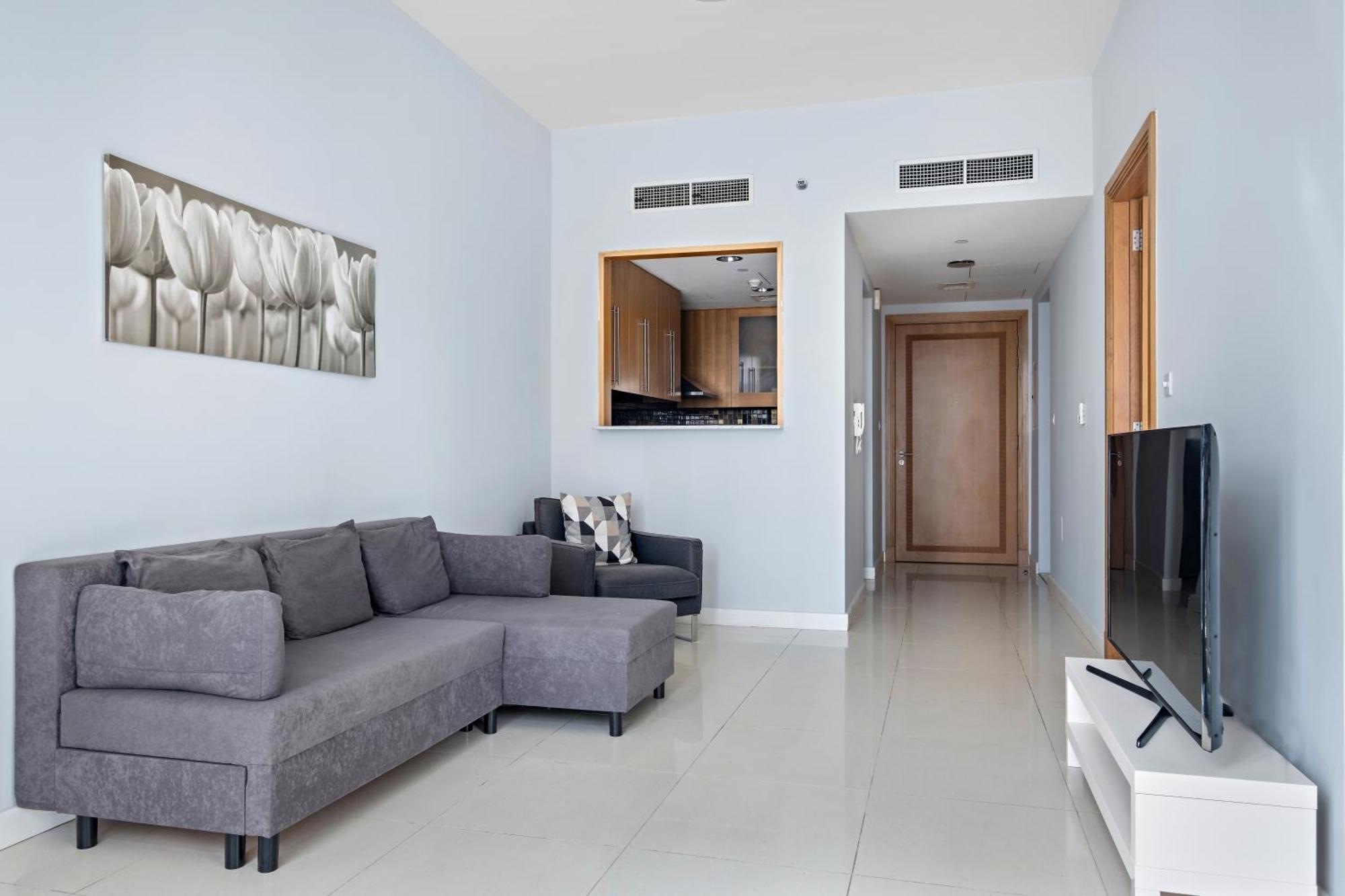 Stunning 1br Overlooking Marina Apartment