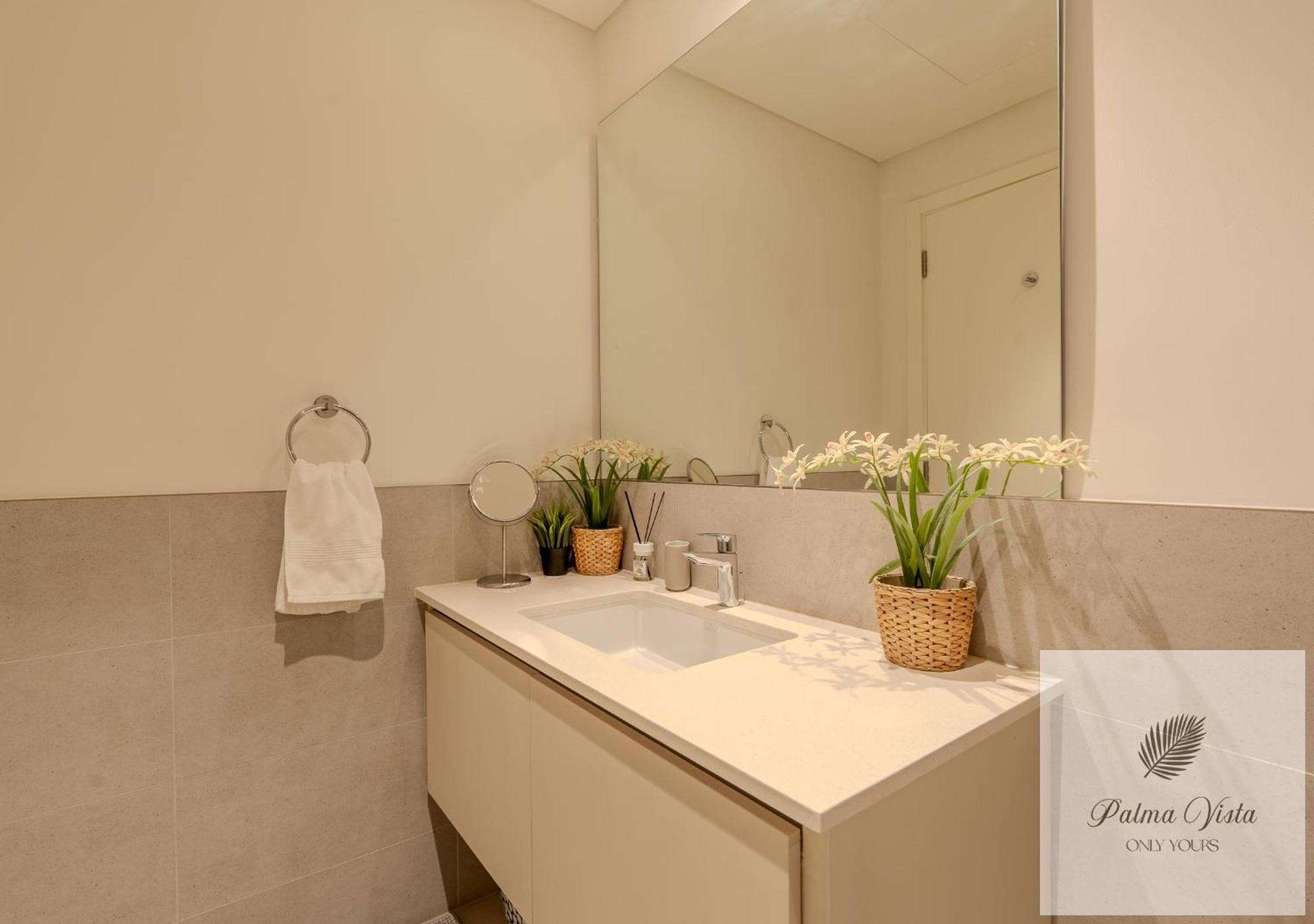 2 Bedroom Modern Corner Unit At Dch * Dubai