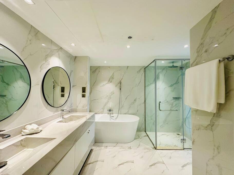 Manzil - 2br With Waterfront Views In Palm Apartment
