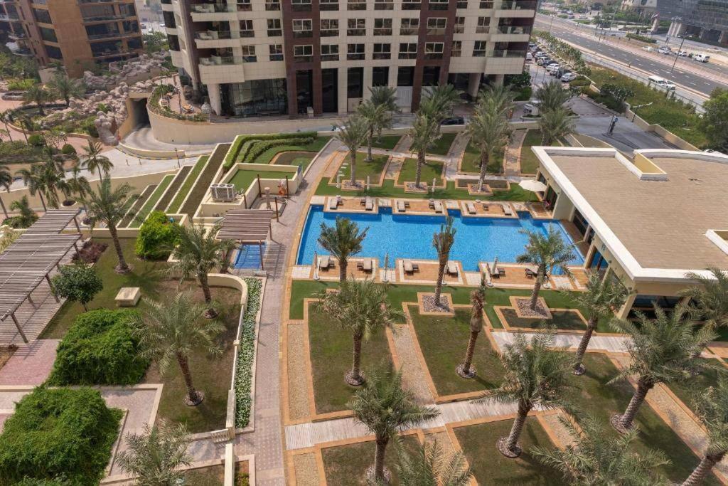 Manzil - 2br With Waterfront Views In Palm Dubai