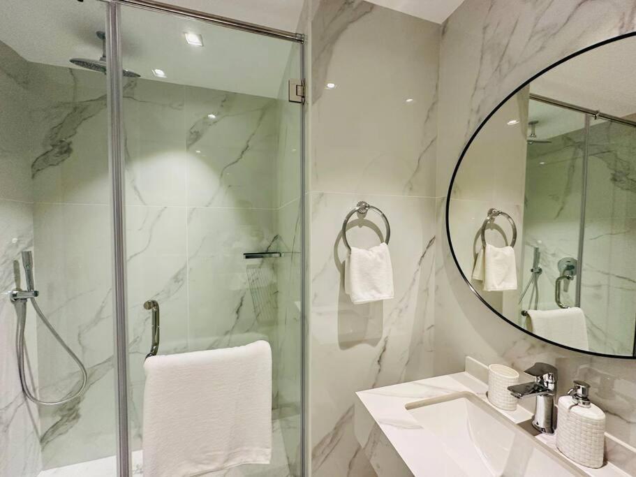 Apartment Manzil - 2br With Waterfront Views In Palm Dubai