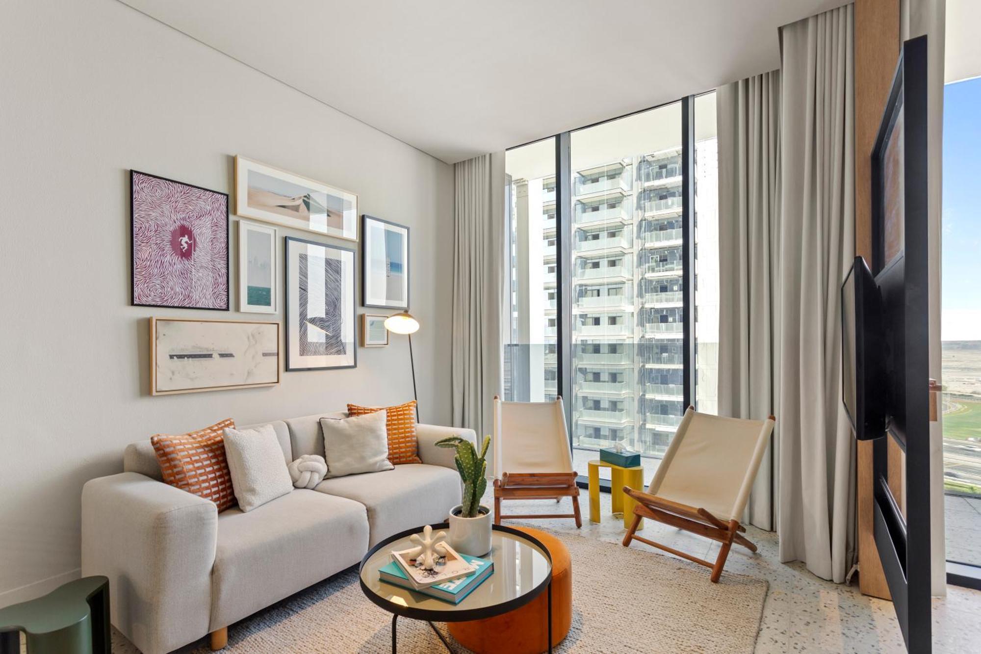 Stylish In Upside Living With Amenities Apartment