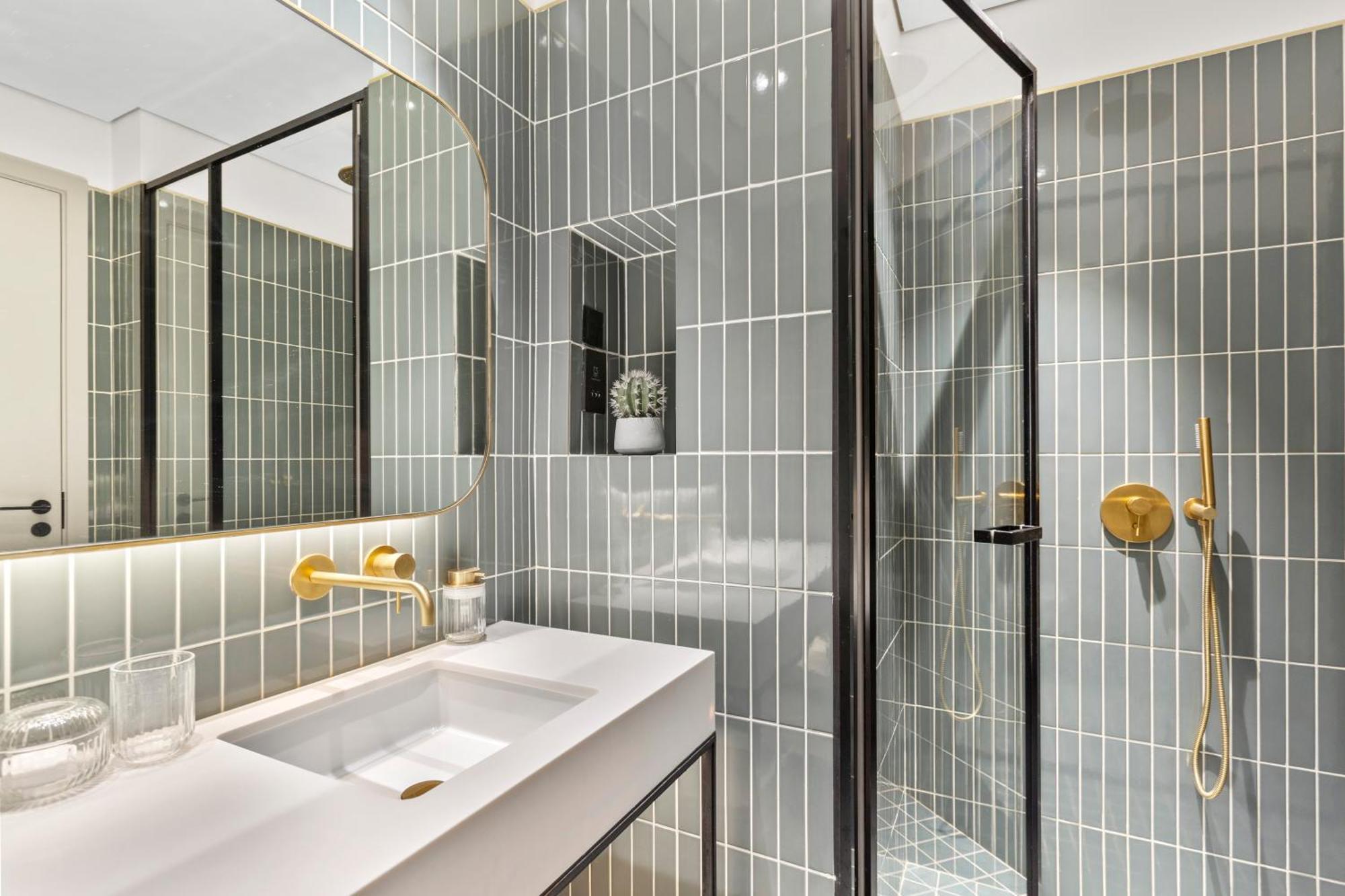 Stylish In Upside Living With Amenities Apartment