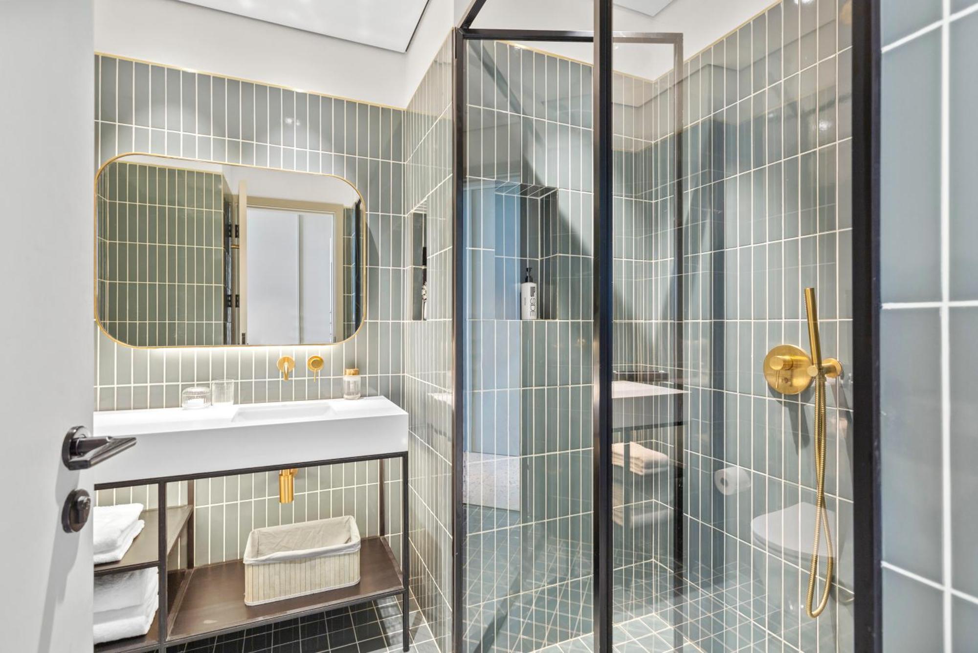 Stylish In Upside Living With Amenities *