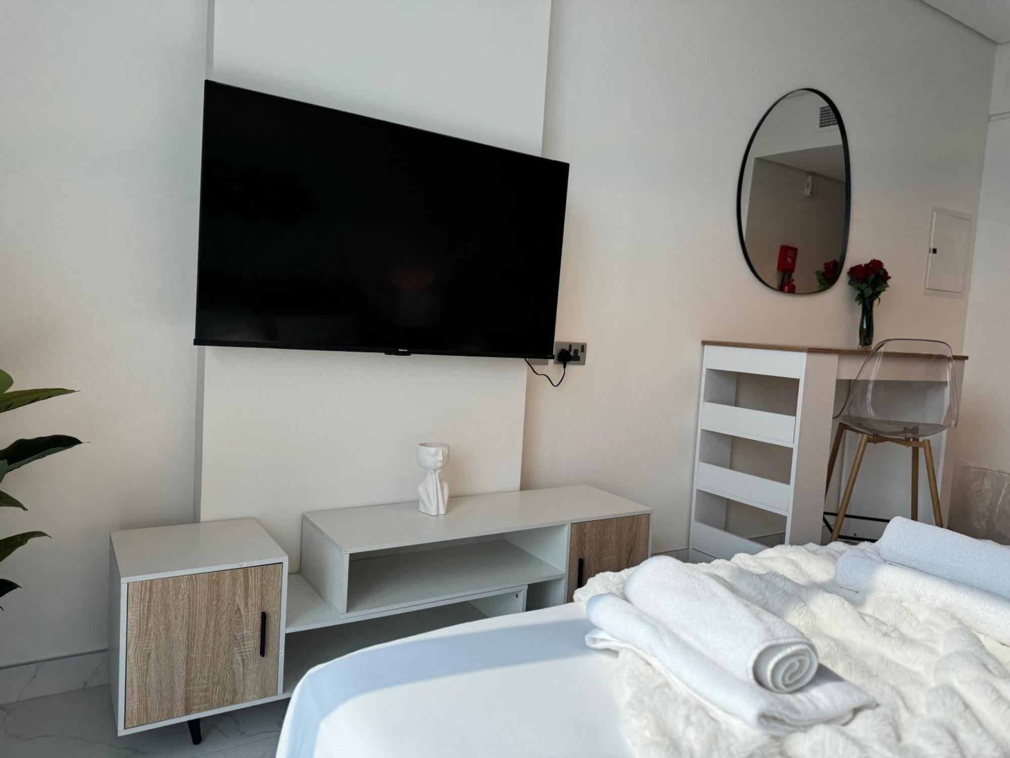 Ashri Hh Studio In Samana Hills With Pool View Dubai