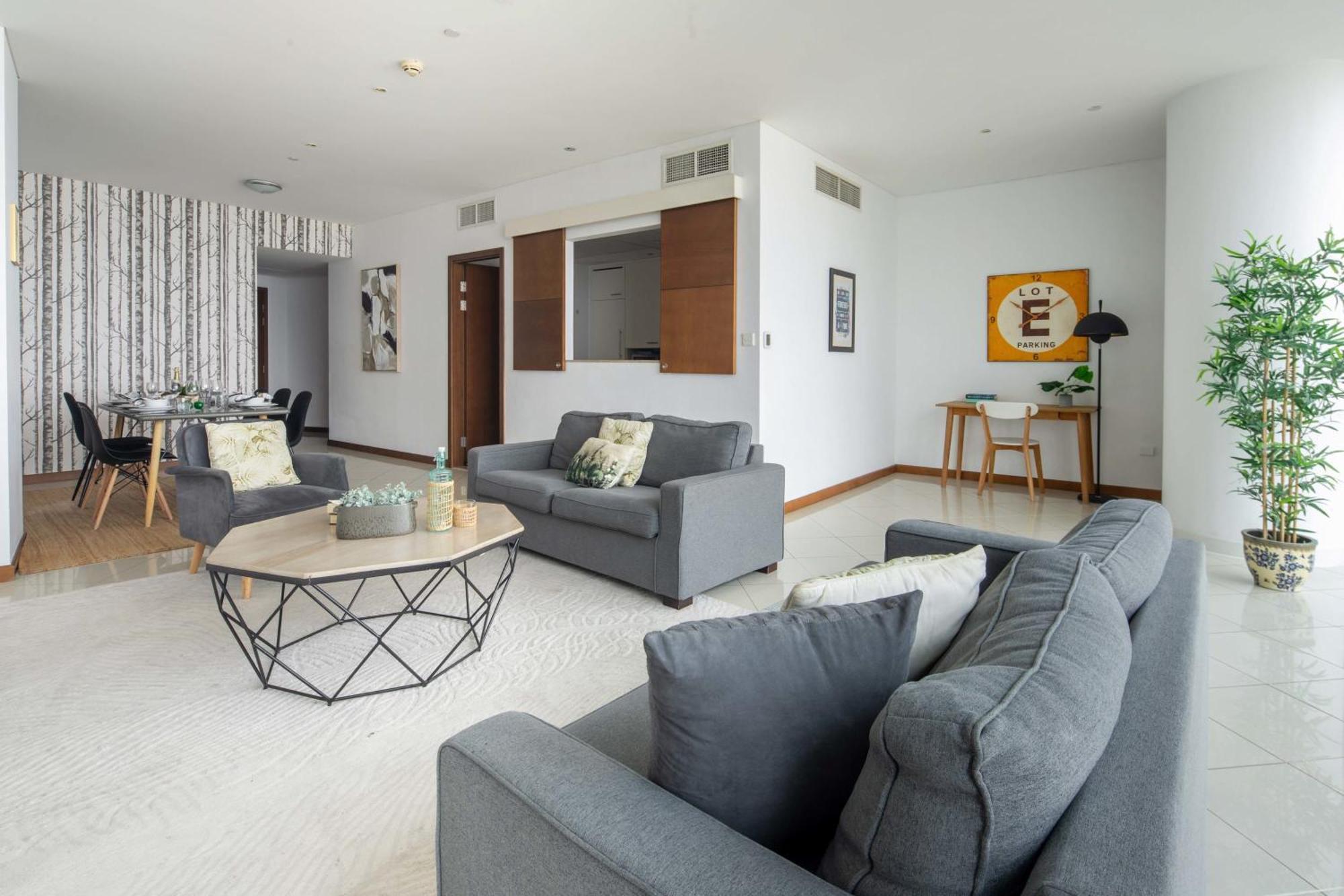 Frank Porter - Marsa Plaza Apartment Dubai