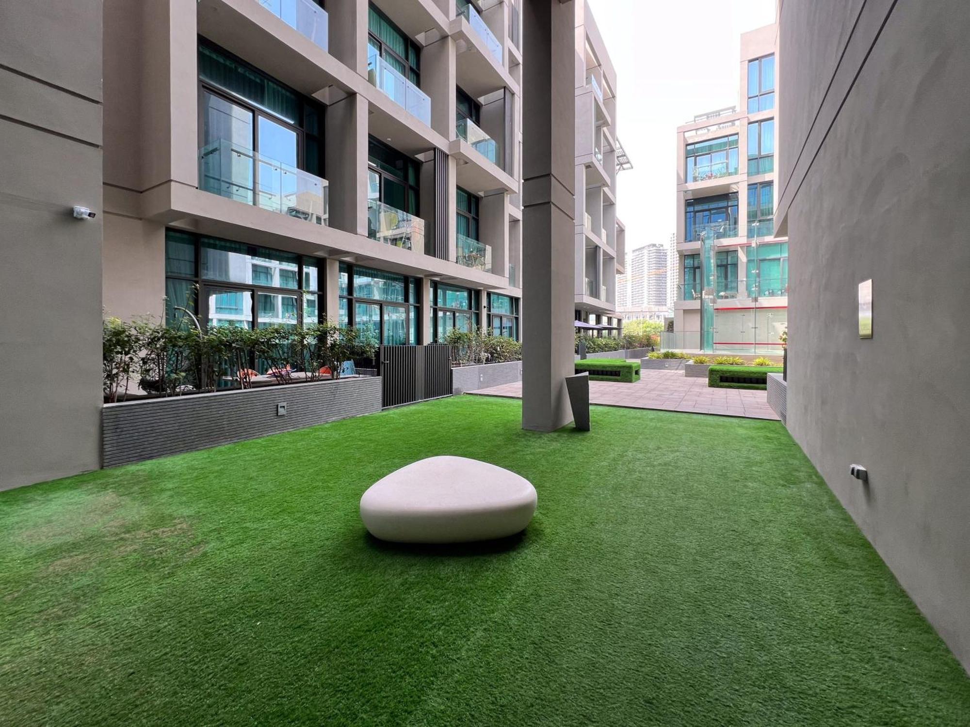 Frank Porter - Signature Livings Apartment Dubai