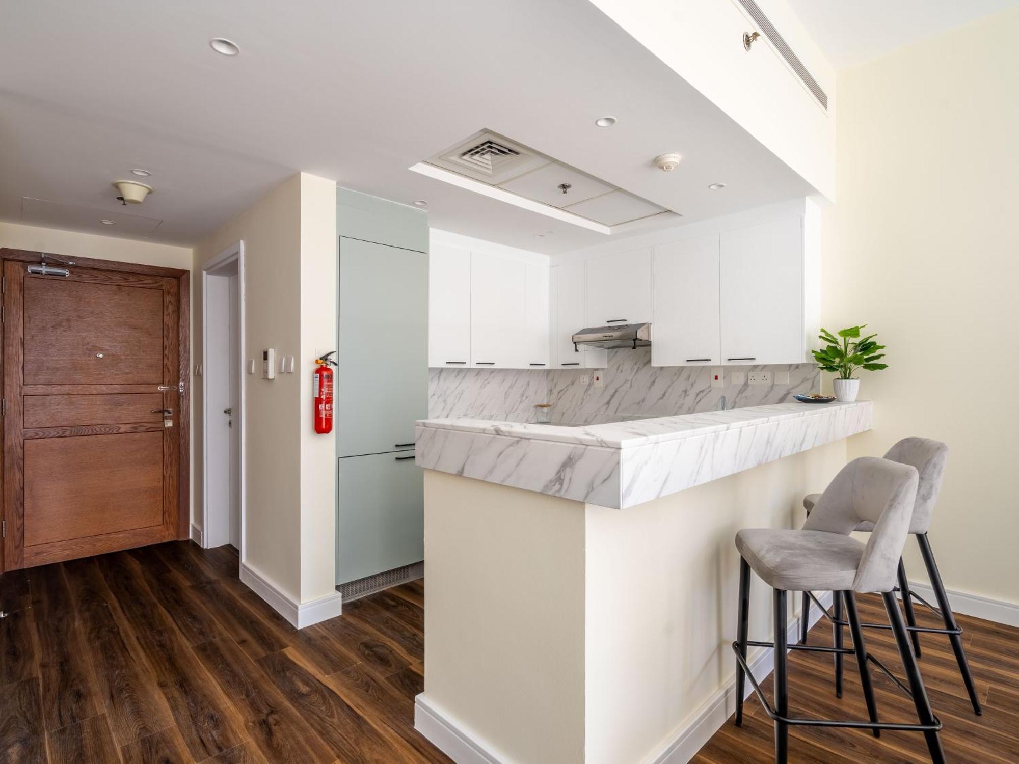 Chic In The Heart Of With Pool Apartment