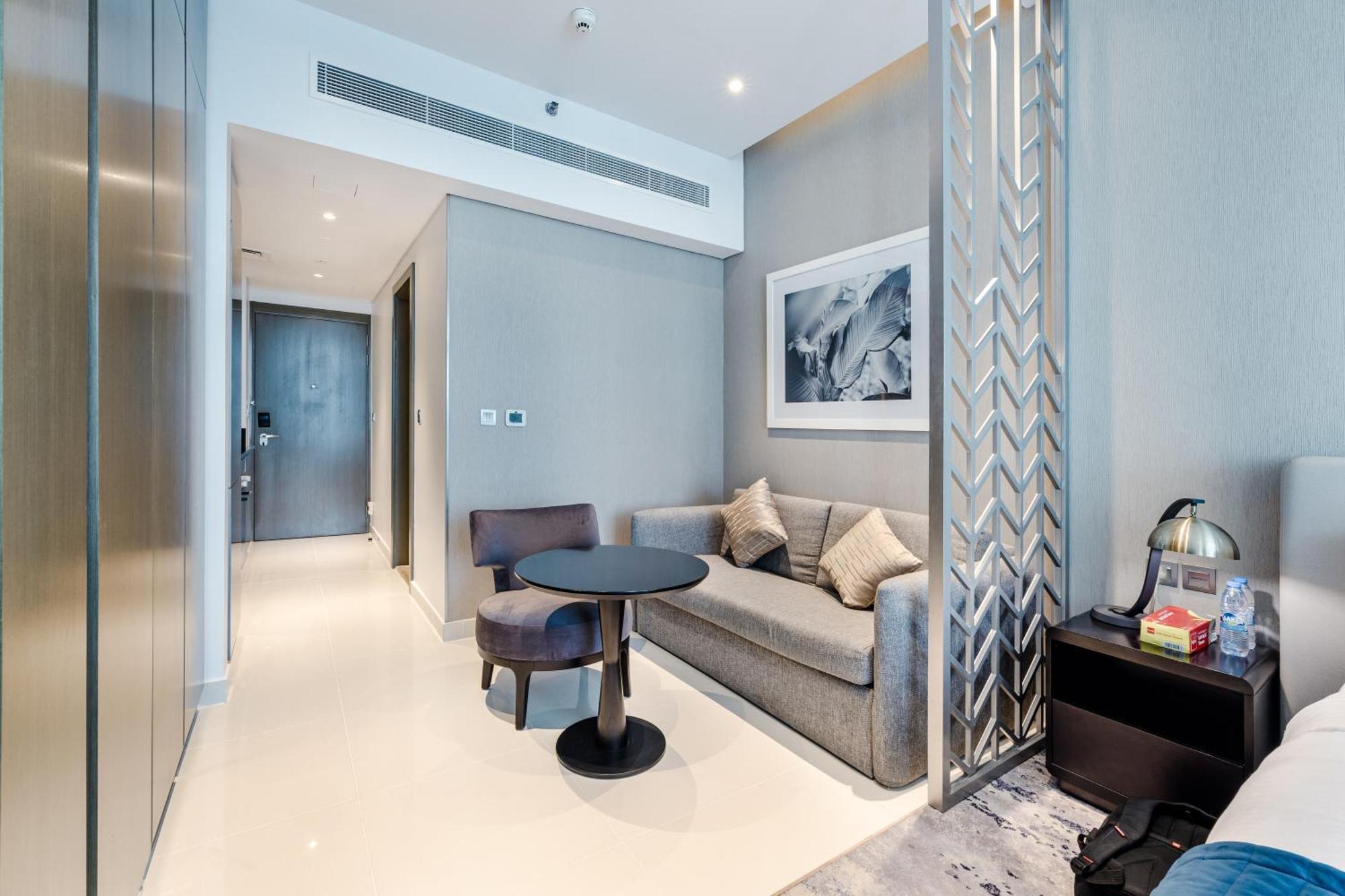 Apartment A Living-modern With Balcony & Canal View At Prive 2507b ,business Bay