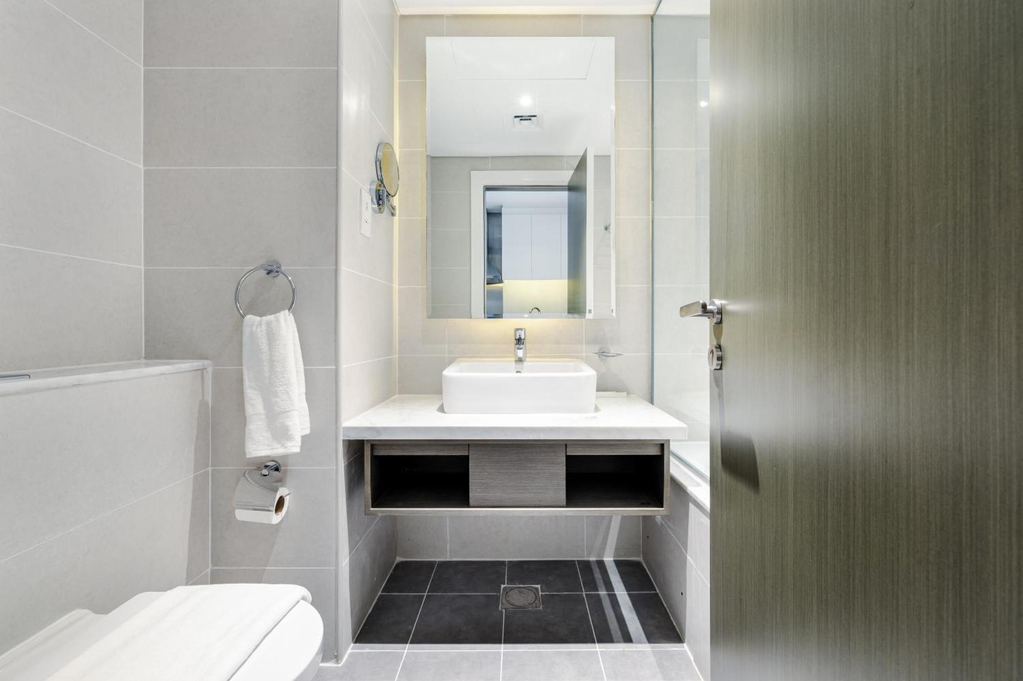 A Living-modern With Balcony & Canal View At Prive 2507b ,business Bay Apartment Dubai