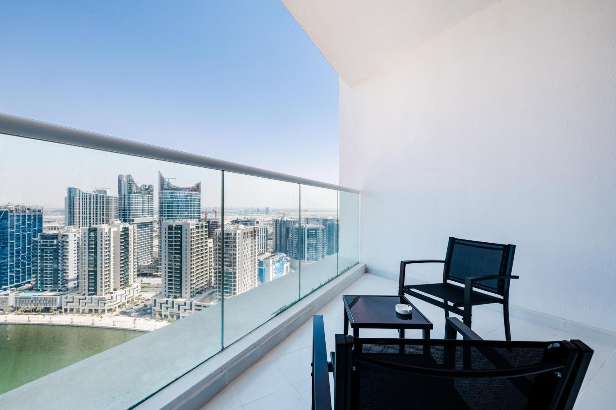 Apartment A Living-modern With Balcony & Canal View At Prive 2507b ,business Bay *