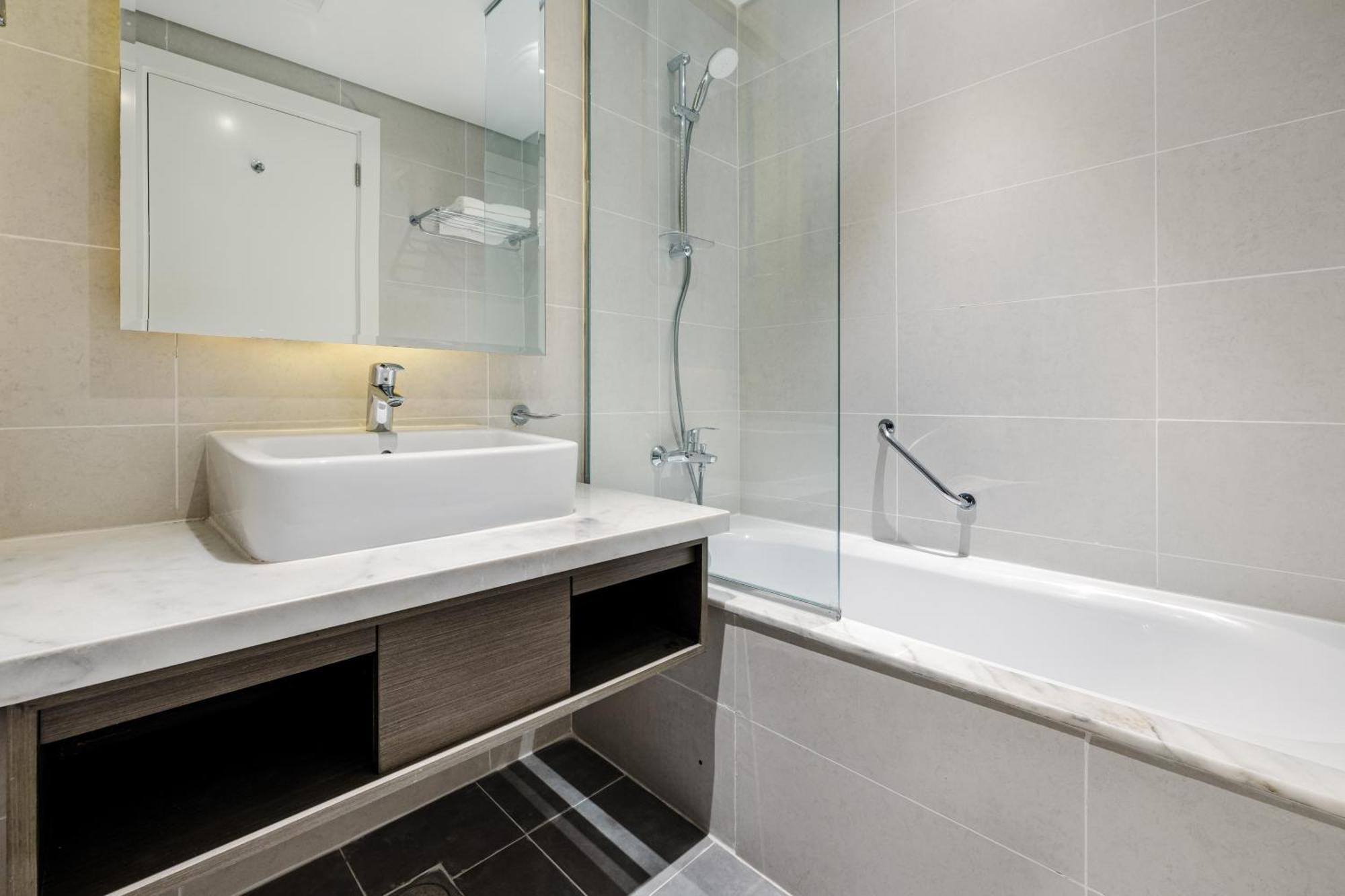 A Living-modern With Balcony & Canal View At Prive 2507b ,business Bay *