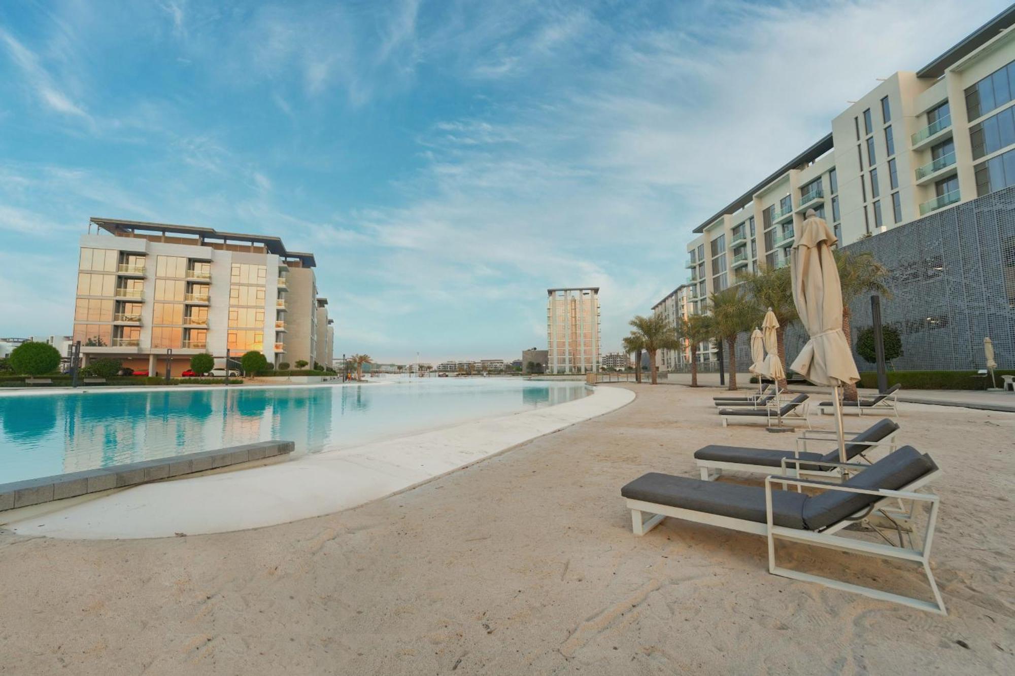 Royal Maison's Premium 2br Lagoon Views In District One Apartment