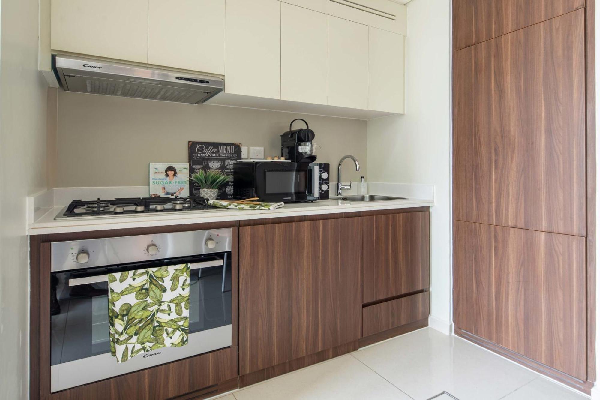 Frank Porter - Reva Residences * Dubai