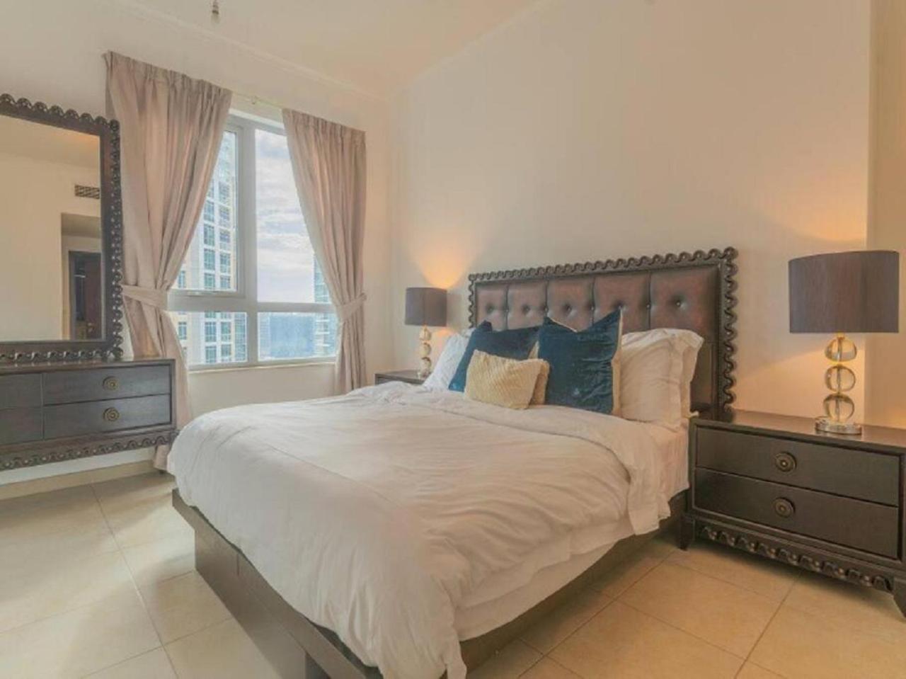 Elegant Overlooking Mall Fountain. Apartment Dubai