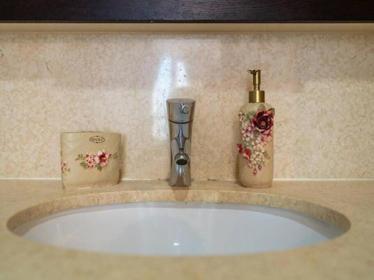 Apartment Elegant Overlooking Mall Fountain. *