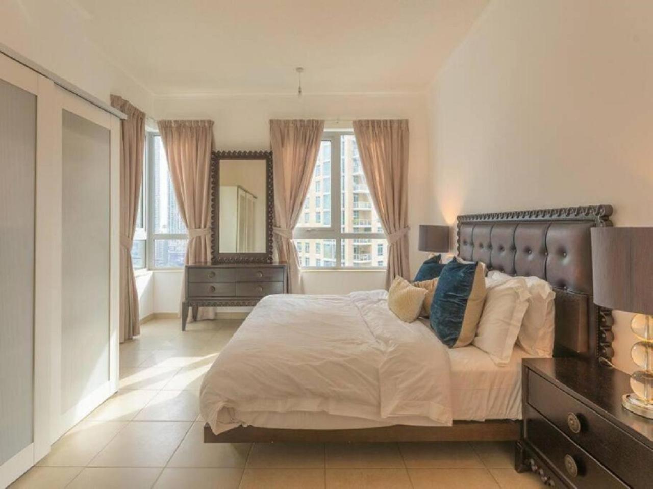 Elegant Overlooking Mall Fountain. Apartment Dubai