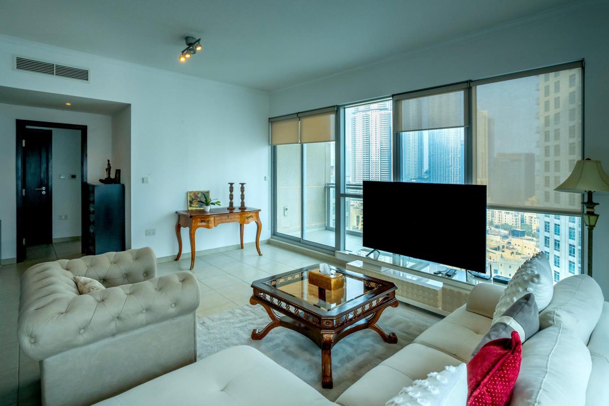 Apartment Elegant Overlooking Mall Fountain. *