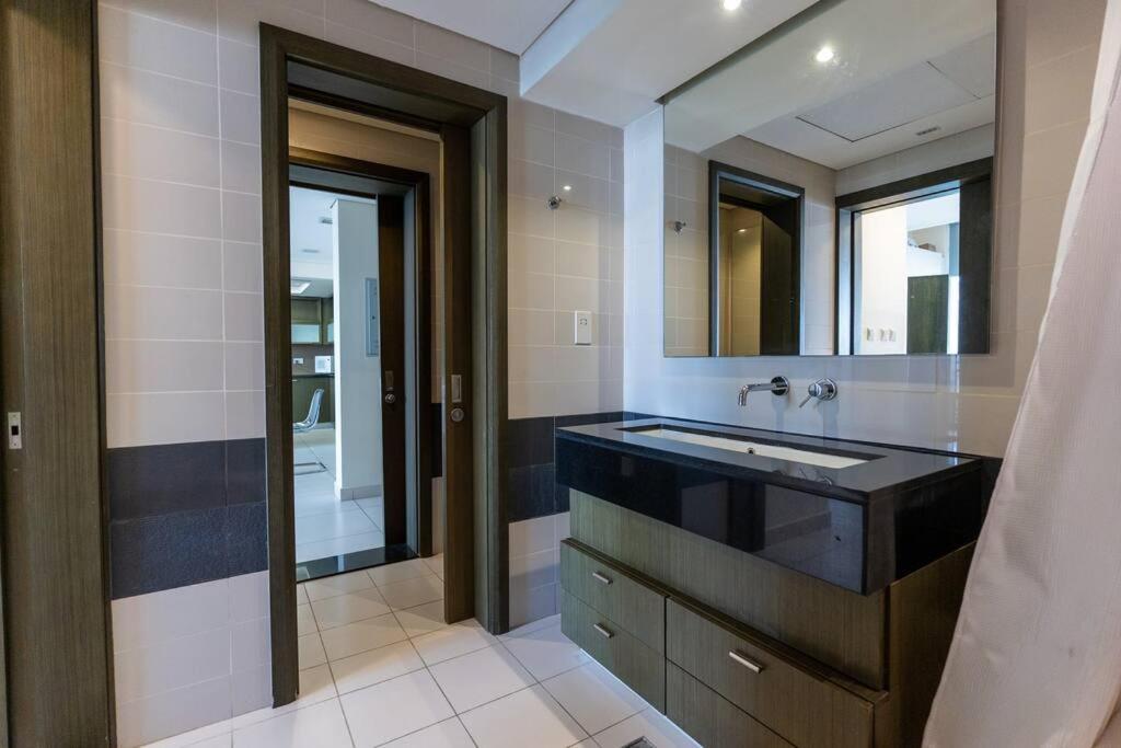 Spacious 1 Bedroom In Downtown Near Burj Khalifa *
