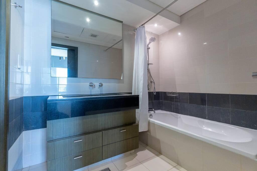 Spacious 1 Bedroom In Downtown Near Burj Khalifa Apartment Dubai