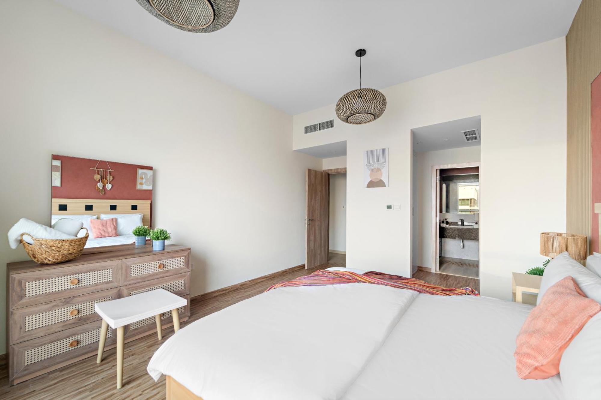 Aesthetic , Sleeps 6, Pool, Gym & Waterfront Views *