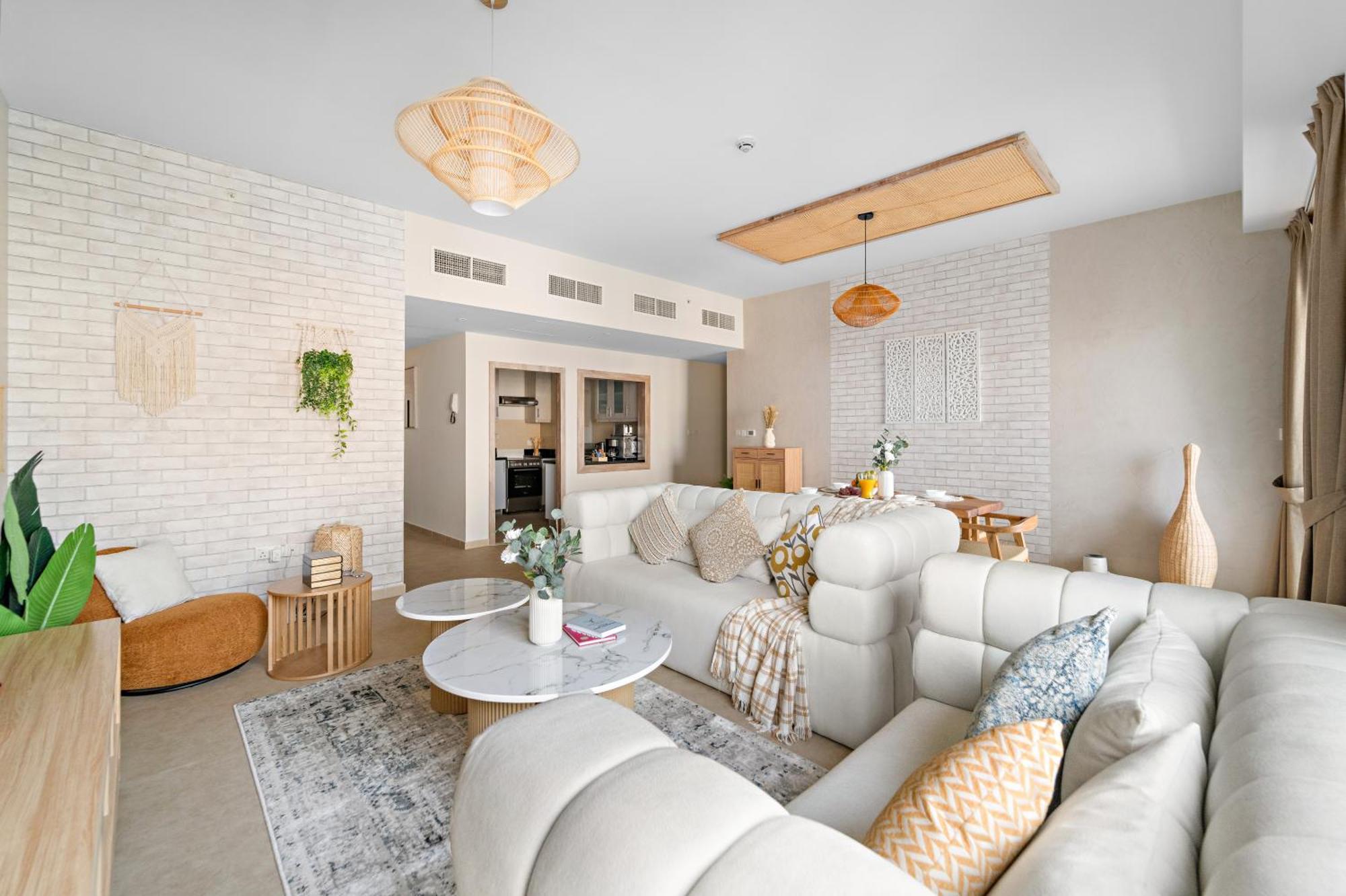 Aesthetic , Sleeps 6, Pool, Gym & Waterfront Views *
