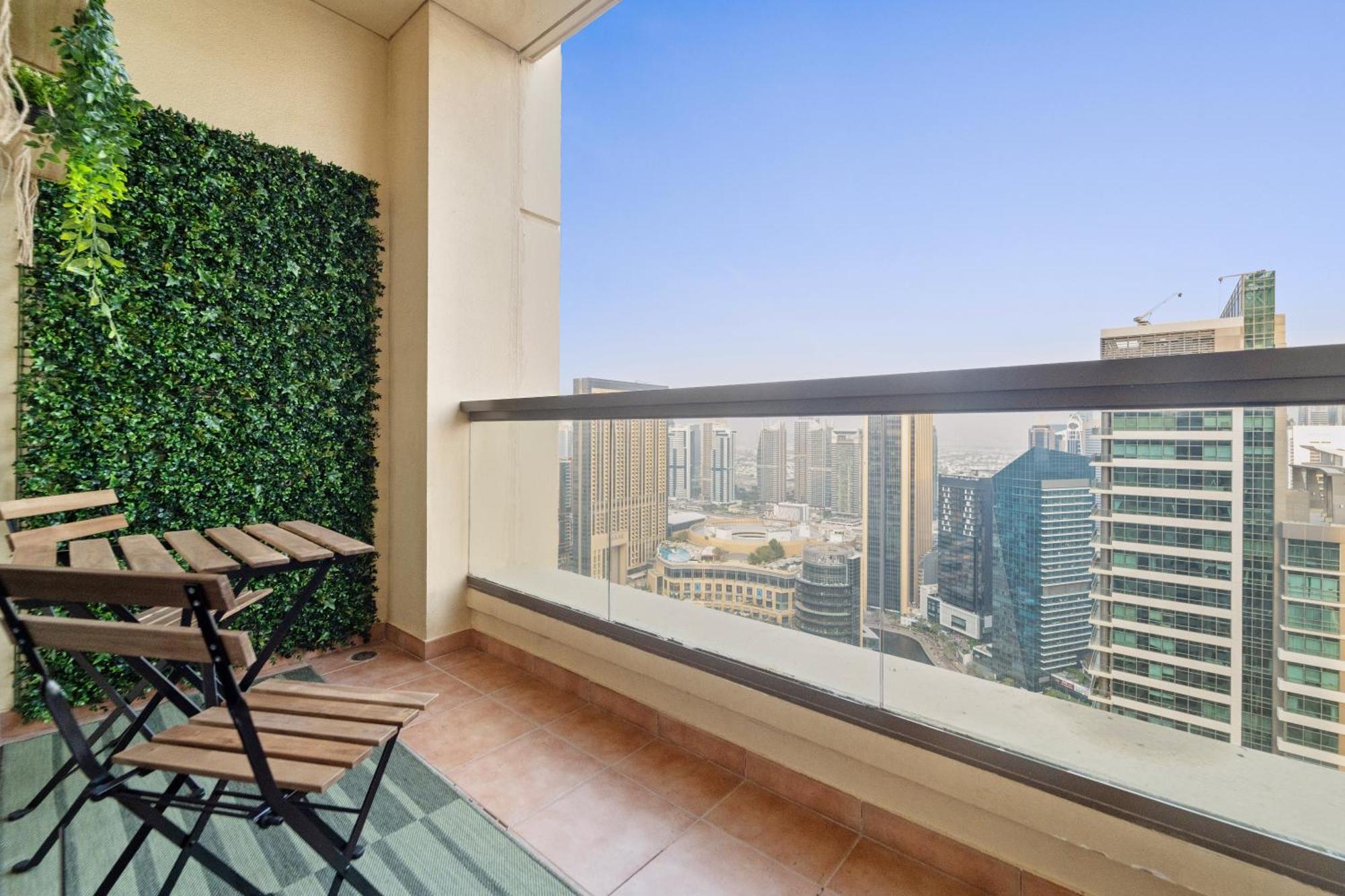 Aesthetic , Sleeps 6, Pool, Gym & Waterfront Views * Dubai