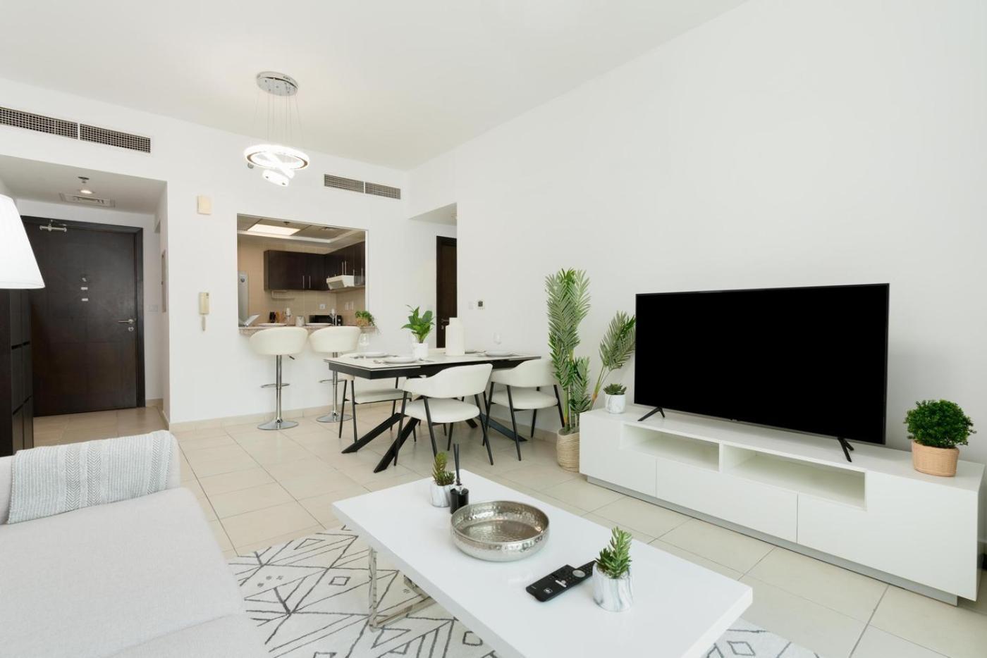 Opulent 1 Bedroom Marina View Apartment