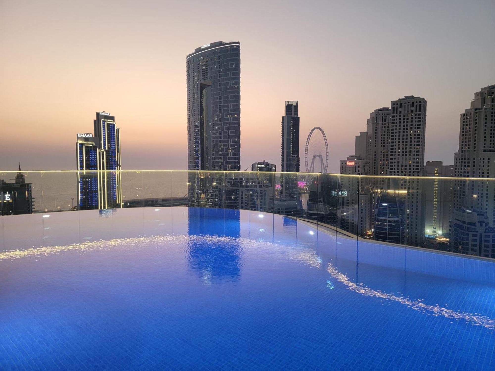 Savis -radiant Ain & Marina View Apartment Dubai
