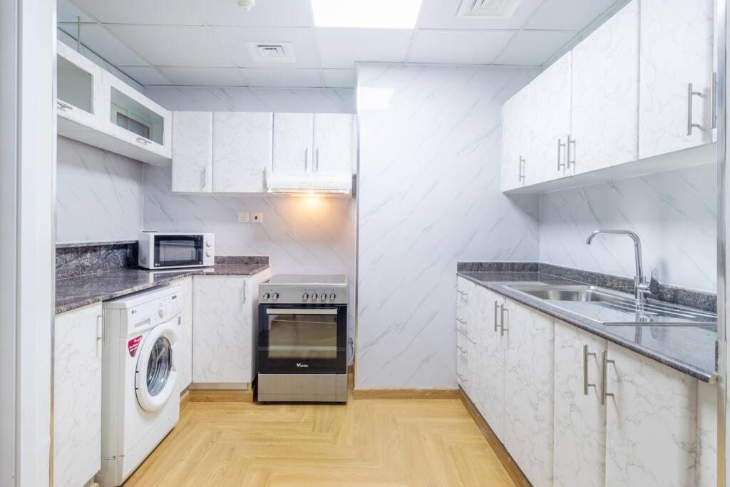 Gorgeous 2br With Pool W Wheel View Apartment