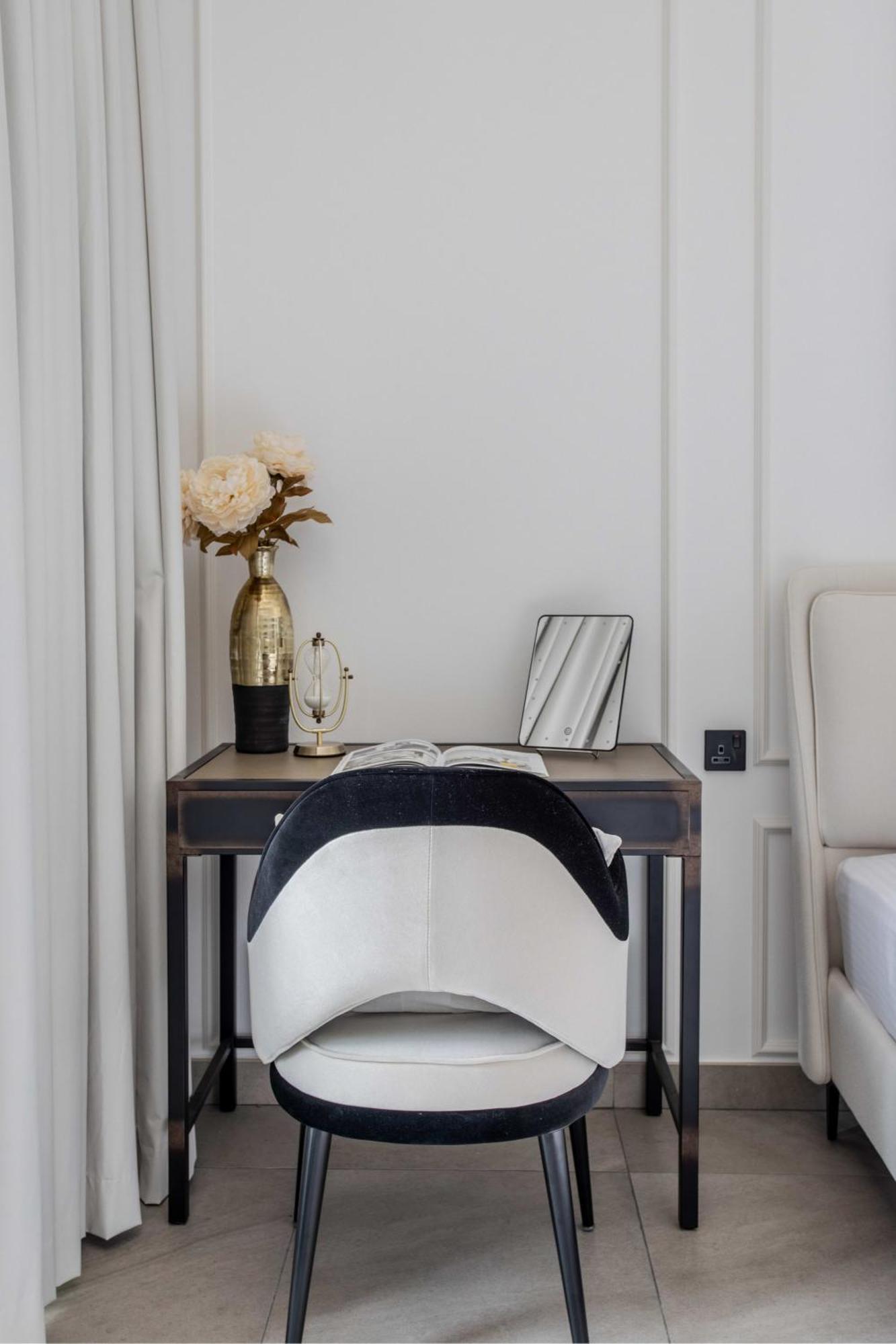 Frank Porter - Dt1 Tower Apartment Dubai