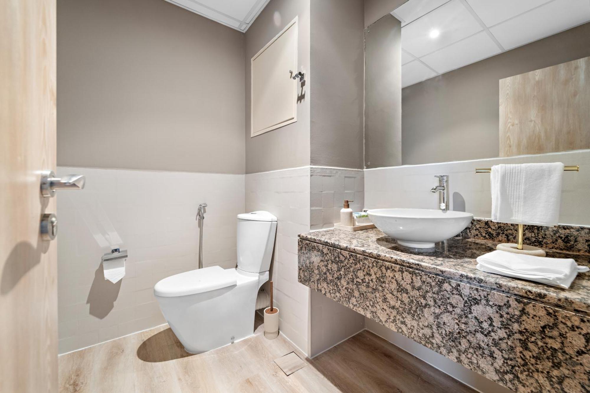 Holiday home Aesthetic , Sleeps 6, Pool, Gym & Waterfront Views *