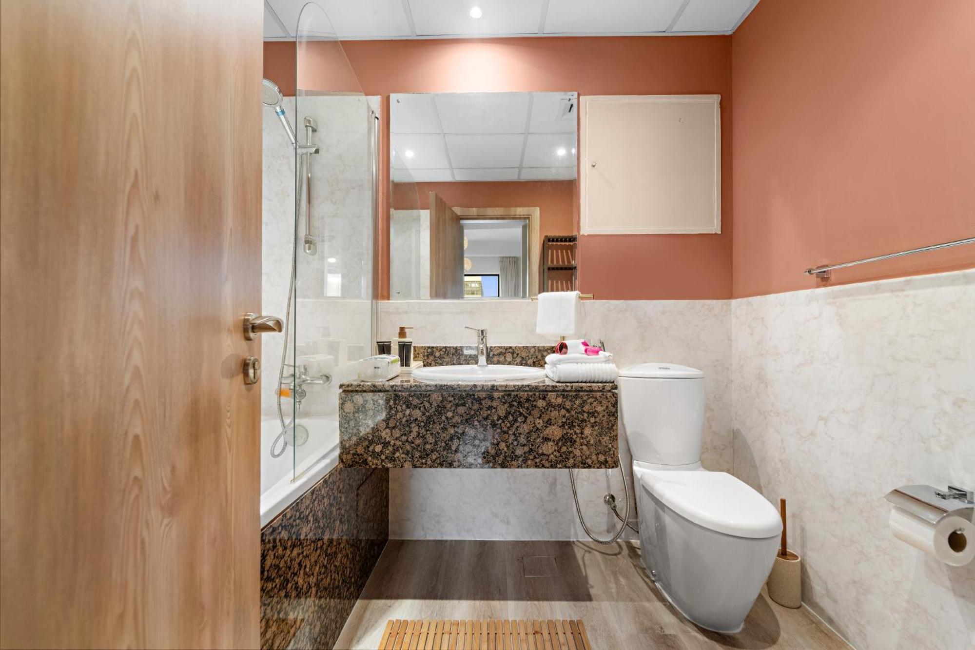 Aesthetic , Sleeps 6, Pool, Gym & Waterfront Views *