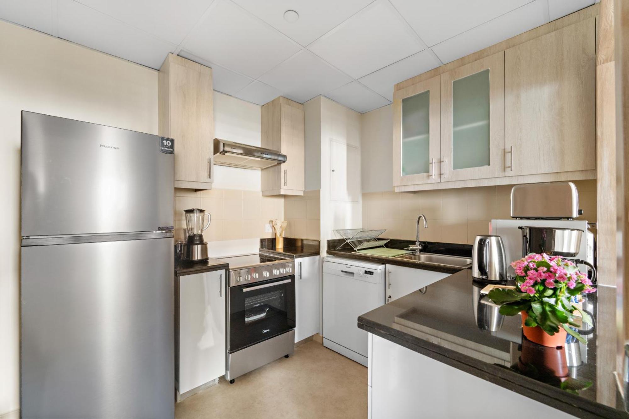 Aesthetic , Sleeps 6, Pool, Gym & Waterfront Views * Dubai