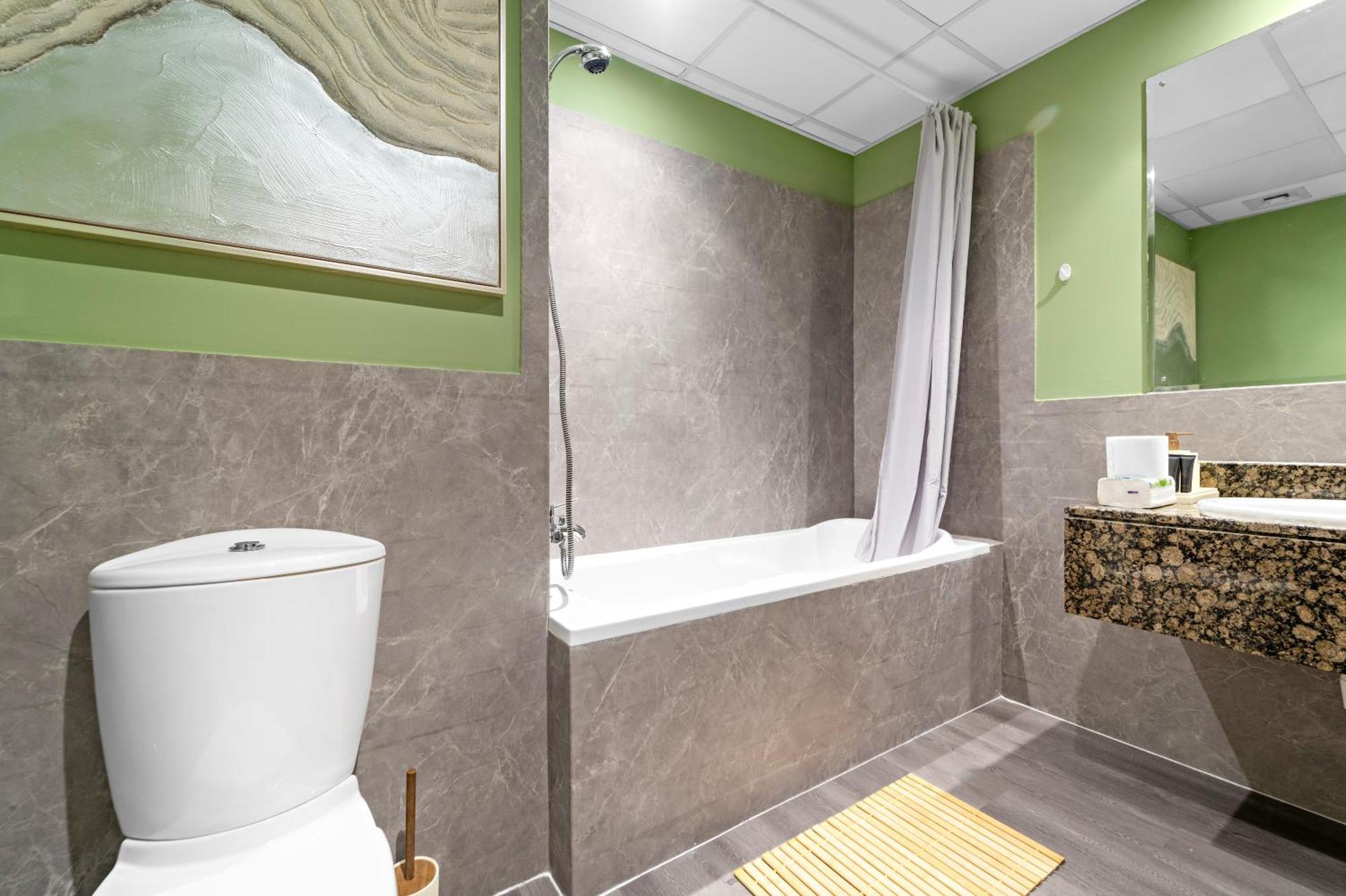 Aesthetic , Sleeps 6, Pool, Gym & Waterfront Views Holiday home Dubai