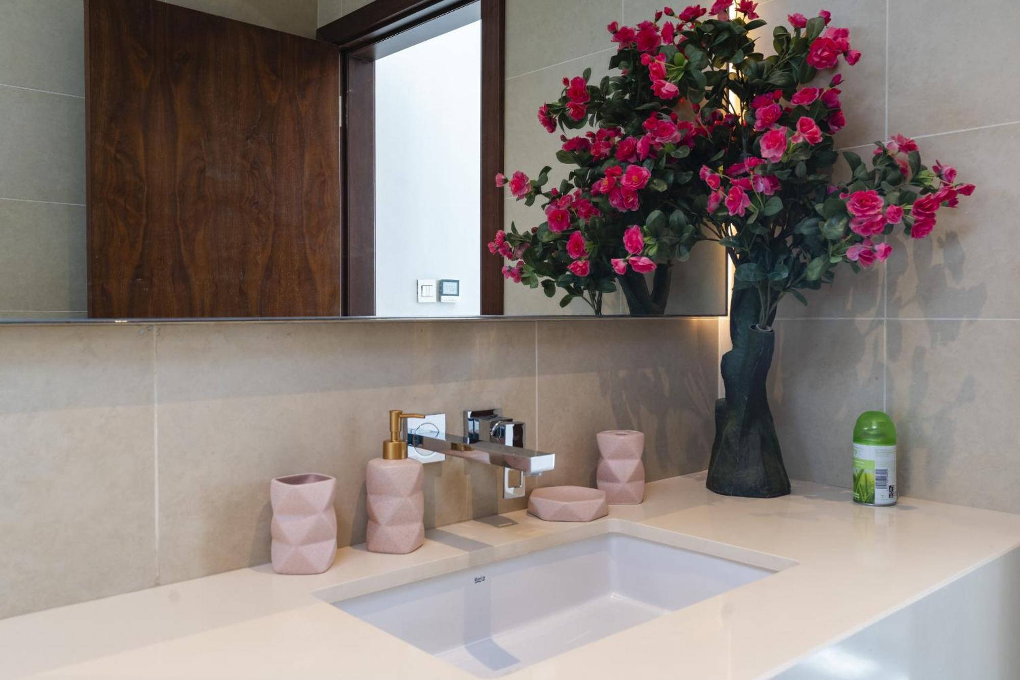 Stunning 1bed High Floor Marina View *