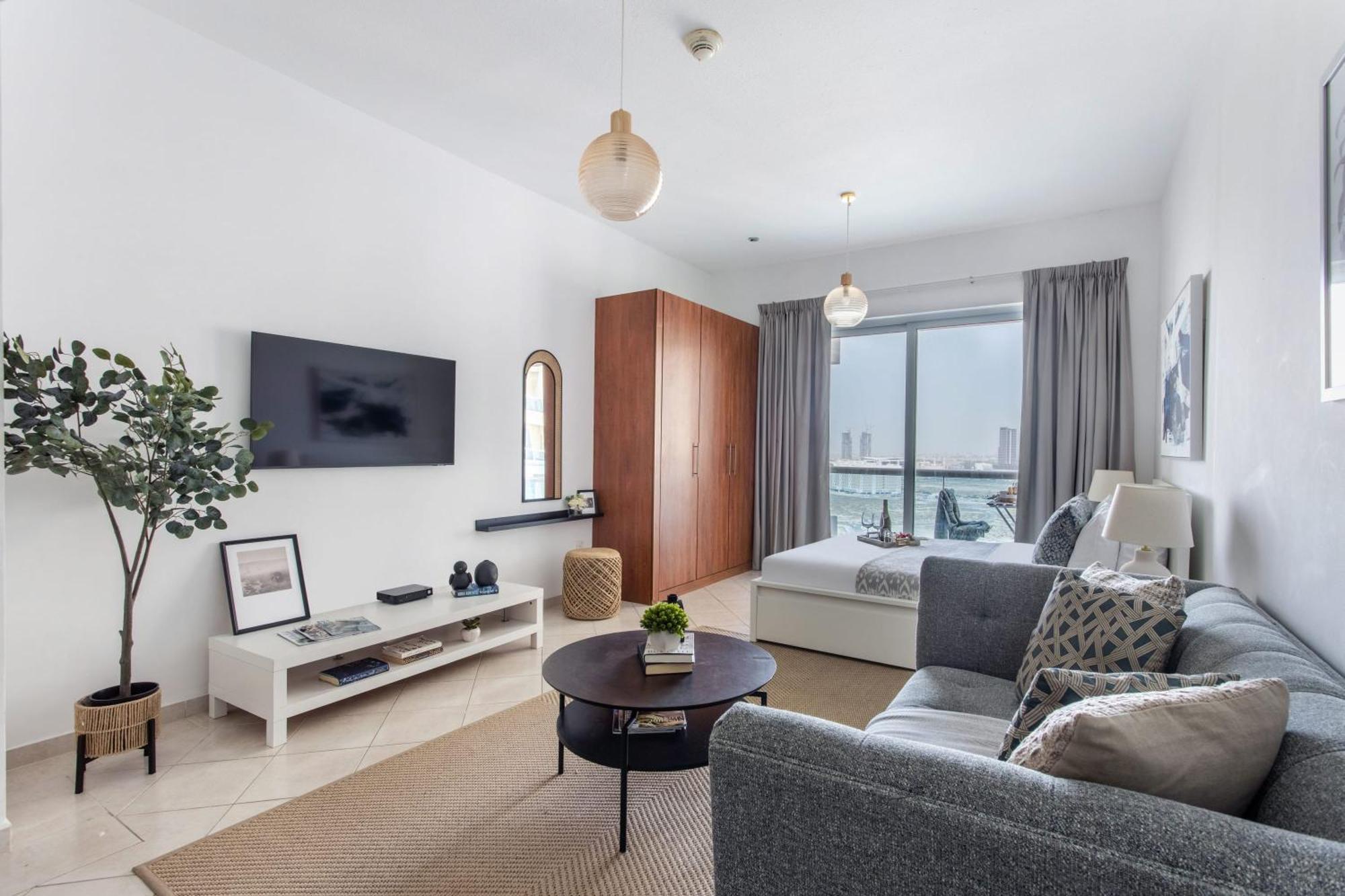 Frank Porter - Damac Crescent A Apartment *